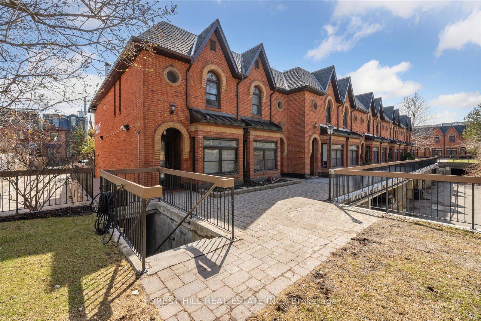 Toronto E02, ON M4L 1C1,10 Buller AVE #Th3