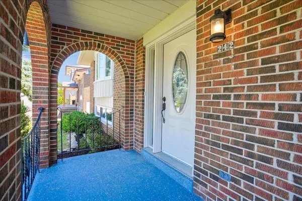 Oakville, ON L6K 2C8,242 Slater CRES