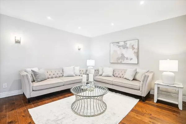 Oakville, ON L6K 2C8,242 Slater CRES