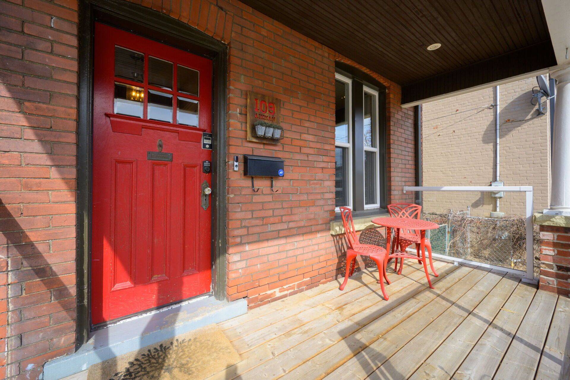 Hamilton, ON L8M 1R1,109 Aikman AVE