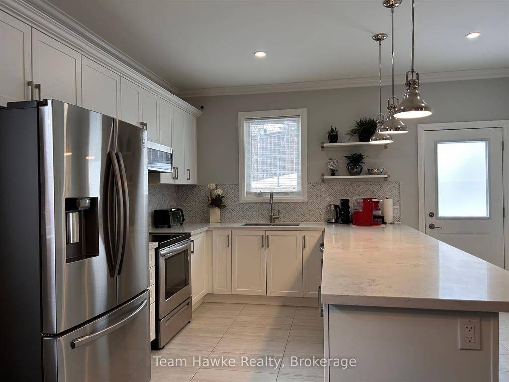 Barrie, ON L4N 6X8,152 Bishop DR