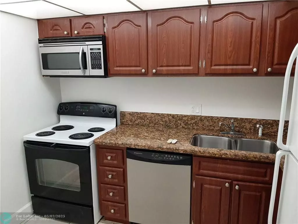 Lauderhill, FL 33319,3650 Inverrary Dr #3Q