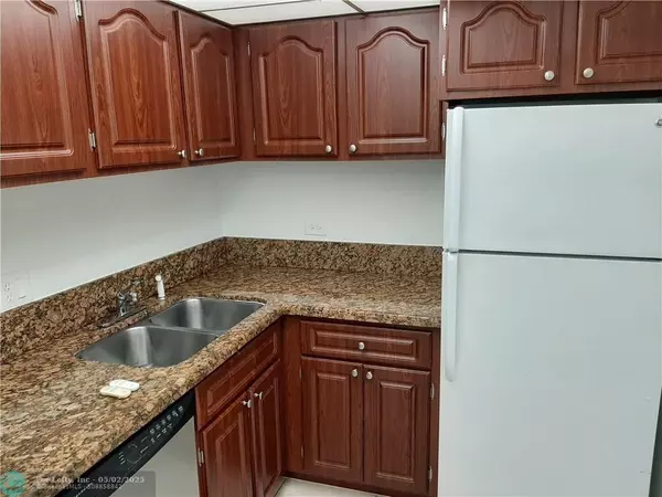 Lauderhill, FL 33319,3650 Inverrary Dr #3Q