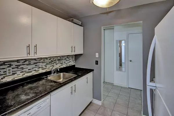 London South, ON N5Z 4Y1,739 Deveron CRES #209