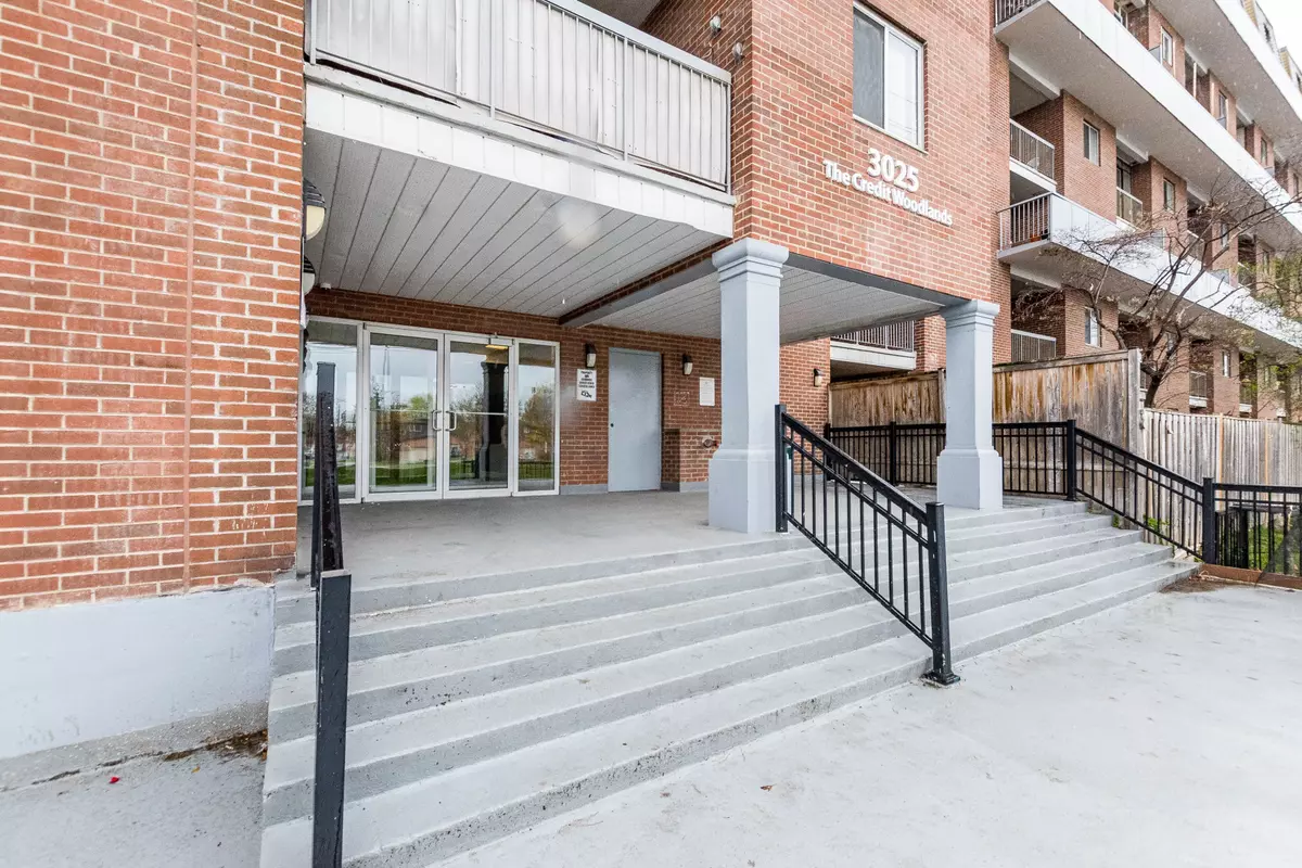 Mississauga, ON L5C 2V3,3025 The Credit Woodlands DR #336