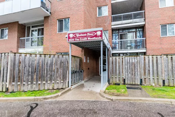 Mississauga, ON L5C 2V3,3025 The Credit Woodlands DR #336