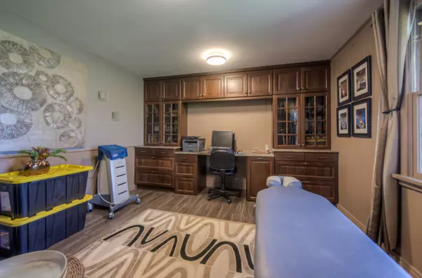 Waterloo, ON N2J 4G8,7 Squire CT