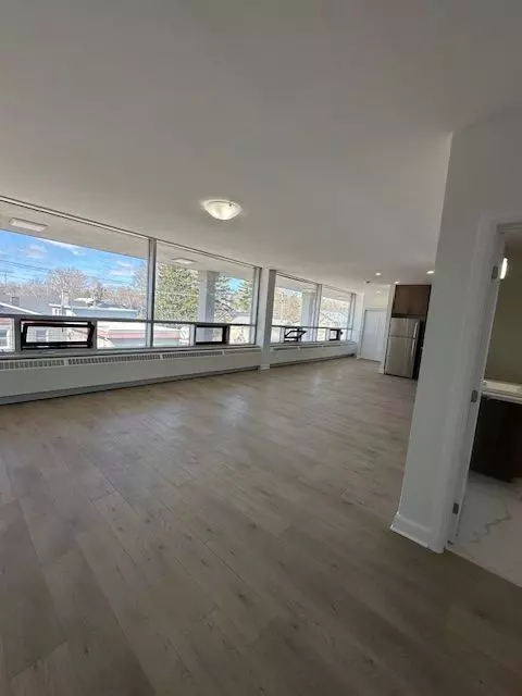 Russell, ON K0E 0A8,292 Centre ST #2