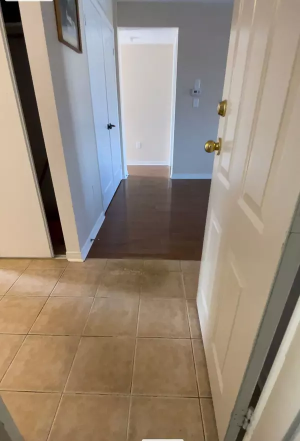 Toronto E04, ON M1L 0E7,647 Warden AVE #4