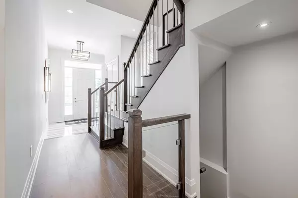 East Gwillimbury, ON L9N 0R4,4 Clara May AVE