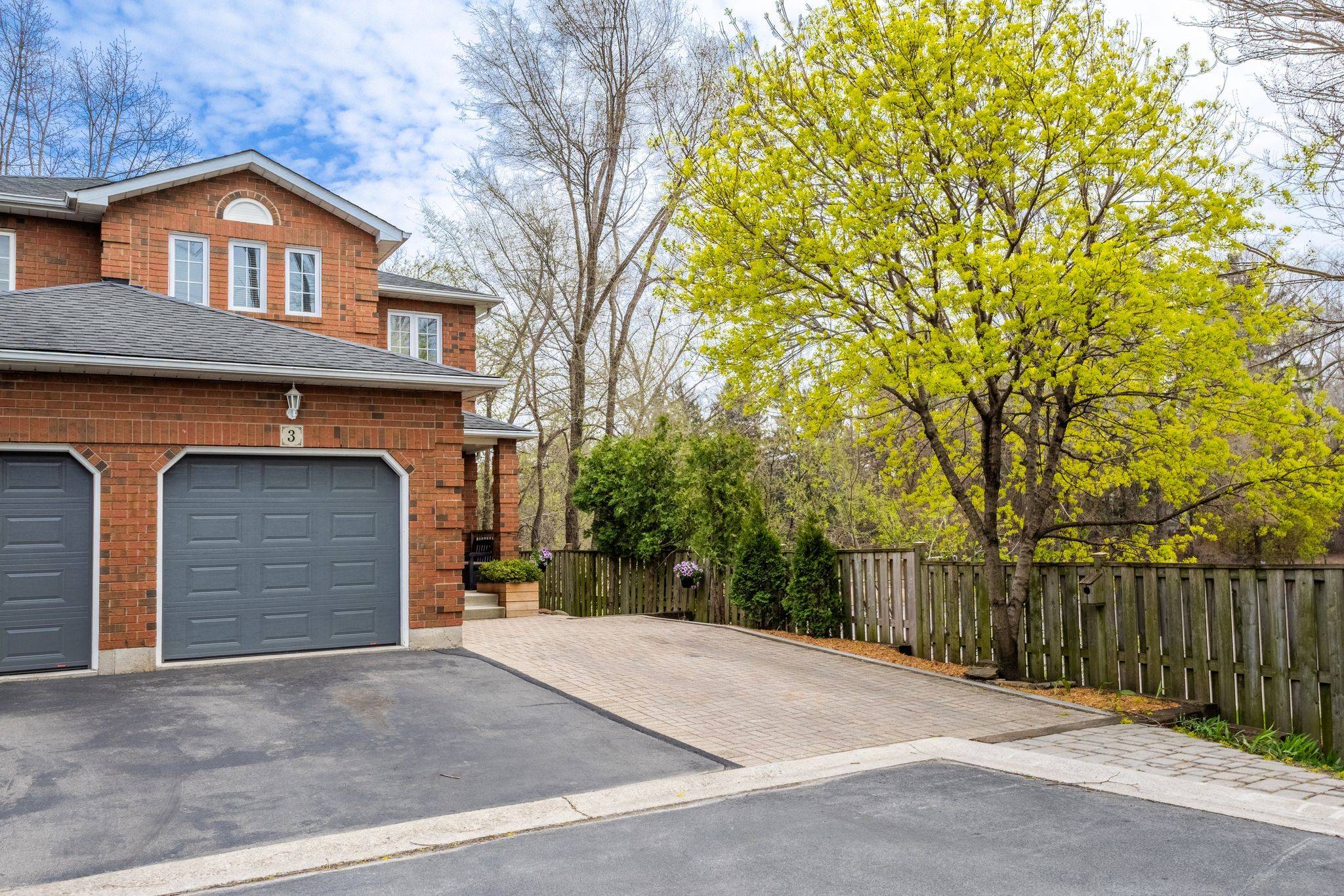 Burlington, ON L7T 2C3,146 Plains RD E #3
