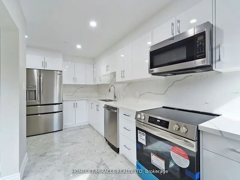 Toronto W10, ON M9V 1T3,6429 Finch AVE W #82