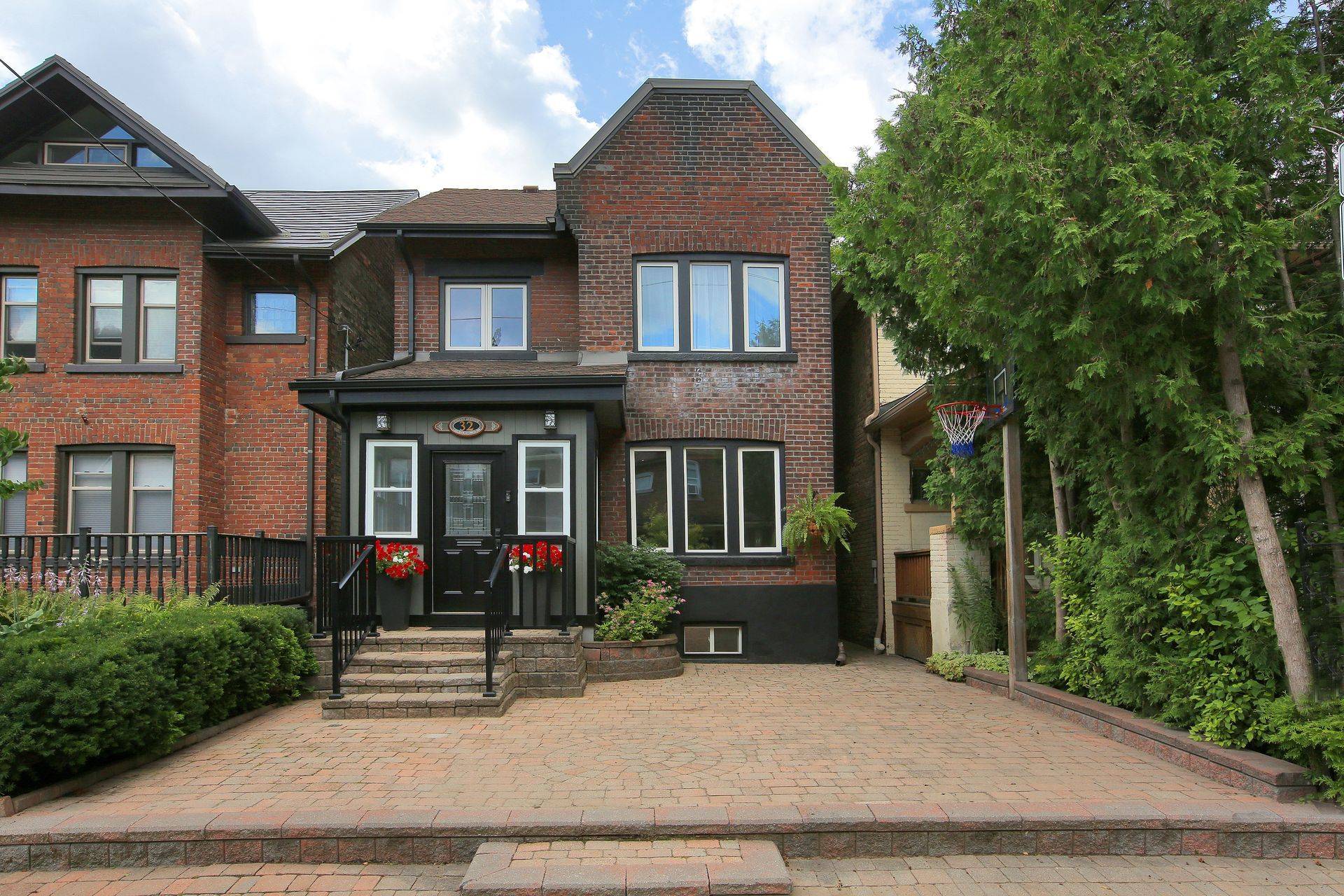 Toronto E01, ON M4M 2Y8,32 Coady AVE