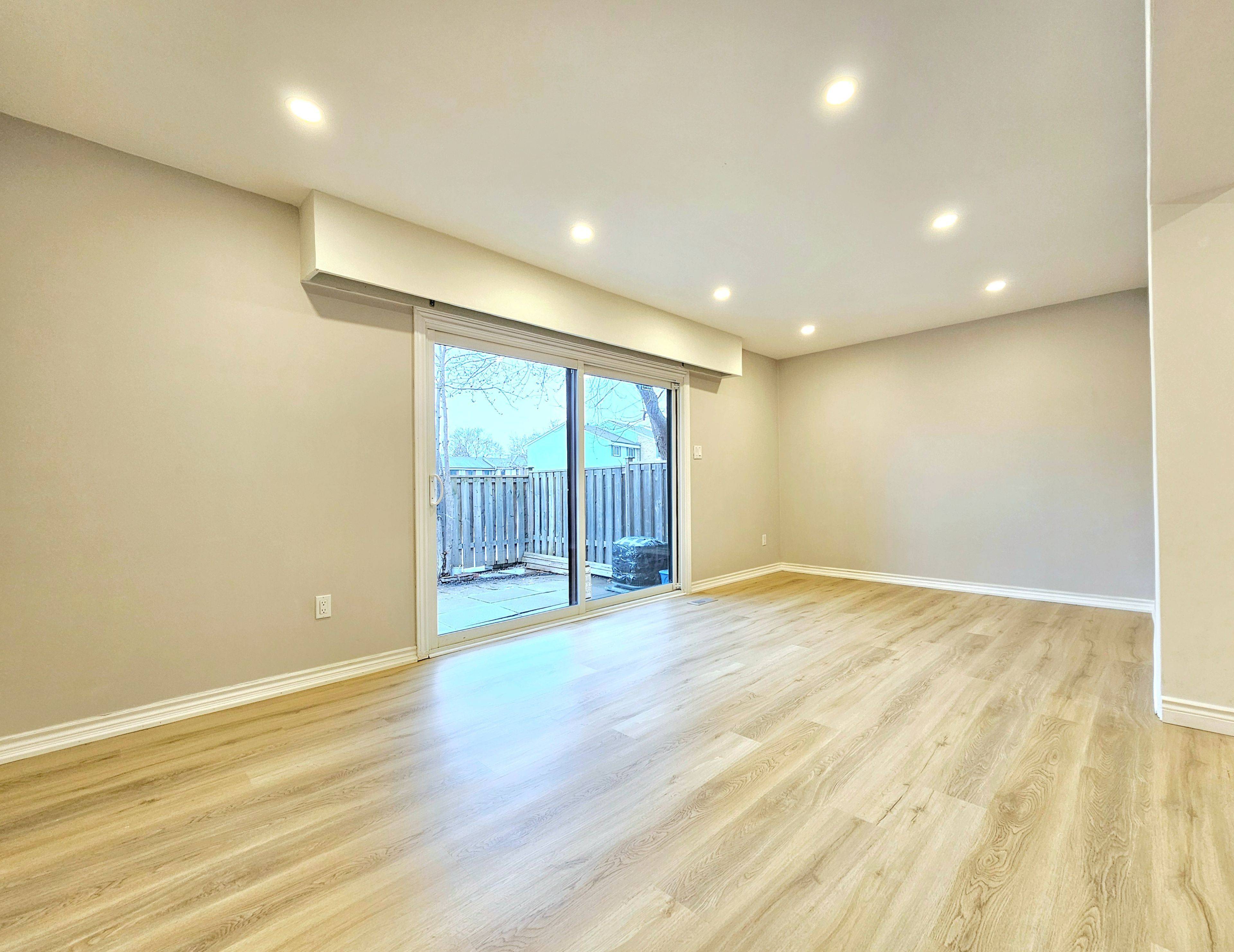 Mississauga, ON L5N 2E4,2779 Gananoque DR #4