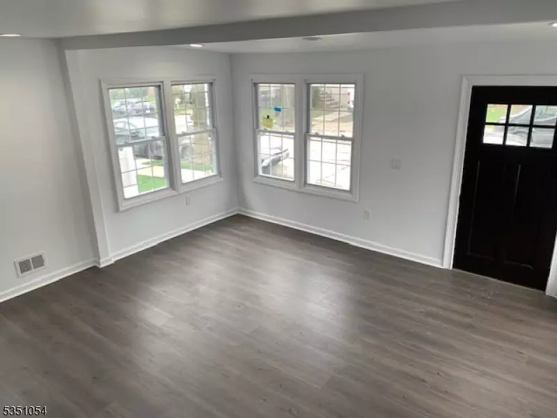 Ridgefield Park Village, NJ 07660,19 Roosevelt Ave