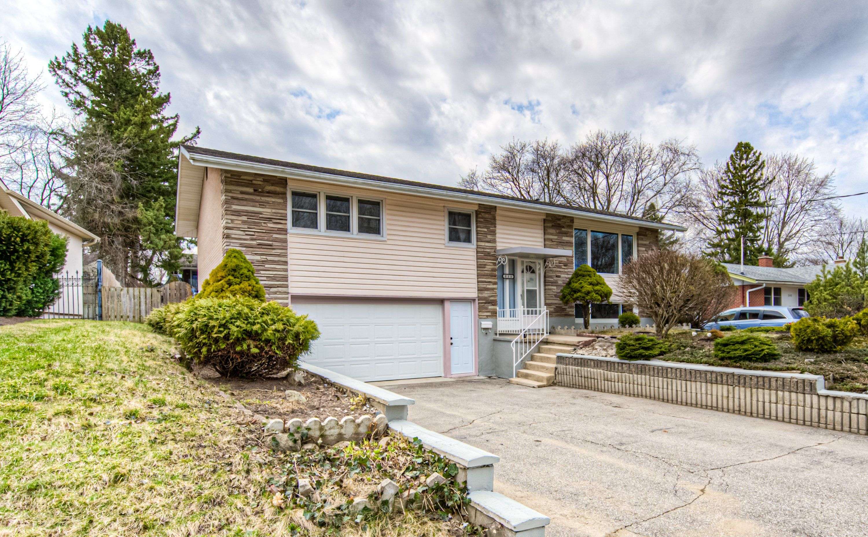 Kitchener, ON N2M 4C7,211 Lakeside DR