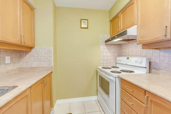 Toronto W10, ON M3L 3W3,710 HUMBERWOOD BLVD #2002