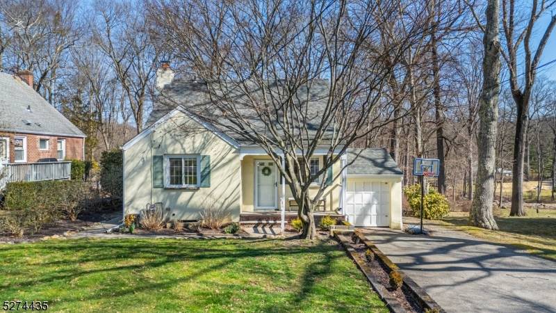 29 Andrew Ave, Oakland Boro, NJ 07436