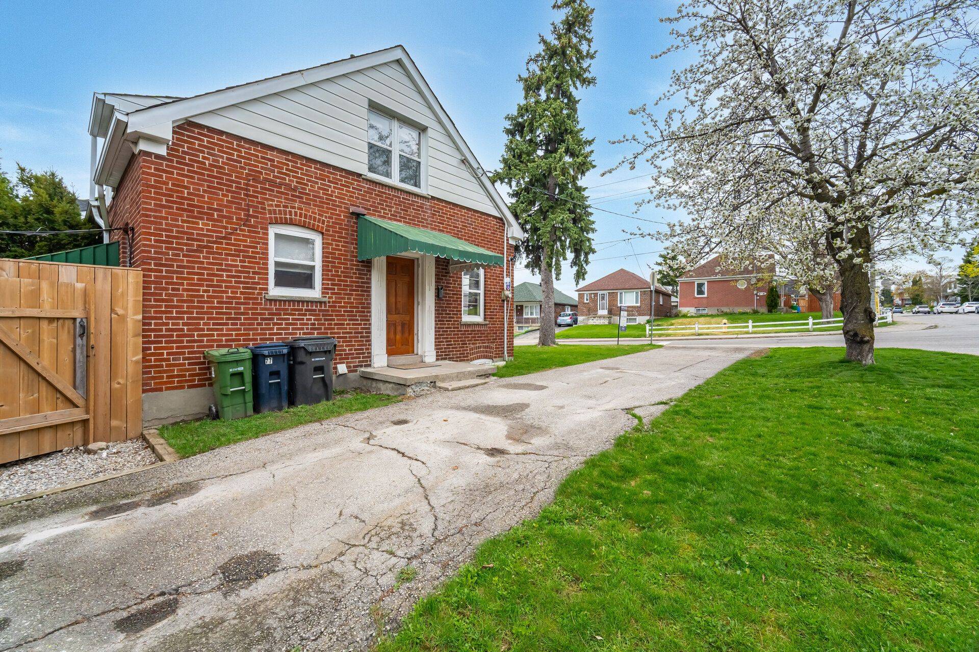 Toronto W04, ON M6M 1X7,77 Lonborough AVE