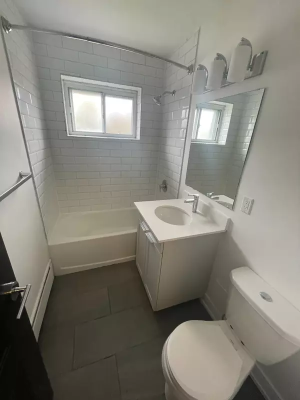 Oshawa, ON L1J 1X3,321 Marland AVE #118