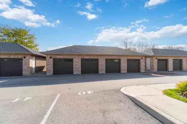 Niagara Falls, ON L2E 6L5,4644 PETTIT AVE #221