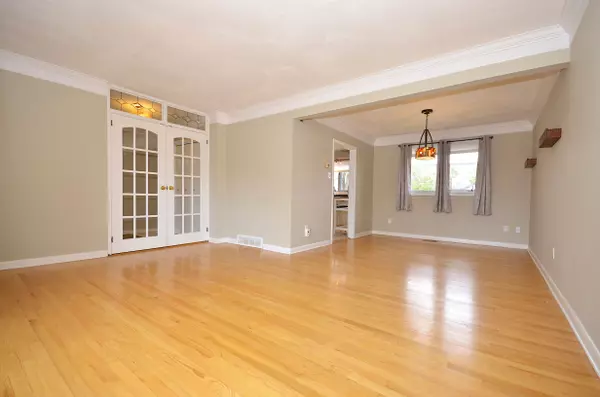 Overbrook - Castleheights And Area, ON K1K 2S6,866 Claude ST