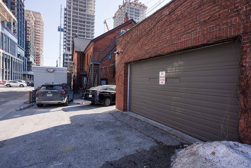 Toronto W02, ON M6H 1N1,1156 Bloor ST W