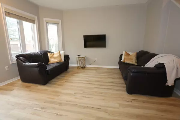 Vaughan, ON L4J 7Y9,735 New Westminster DR #37