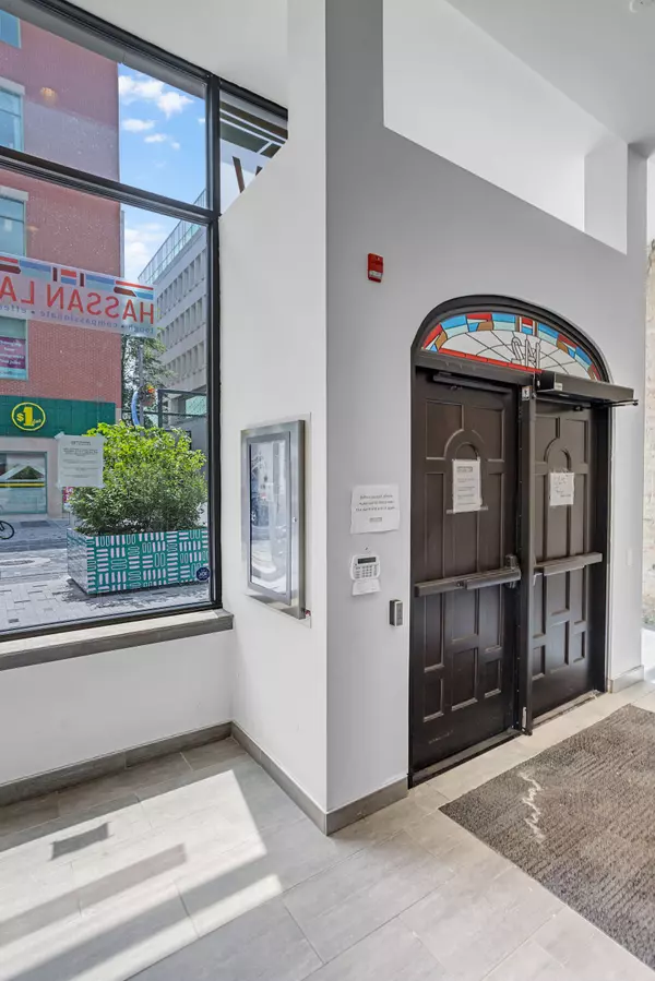 London East, ON N6A 1G1,142 Dundas ST