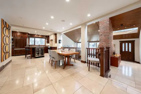 Calgary, AB T3B 4Z8,2200 Varsity Estates DR NW #14