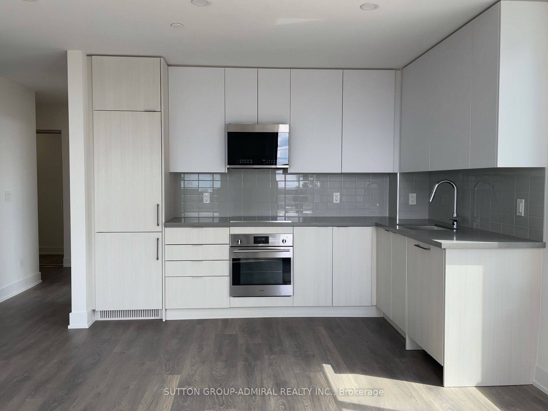 Oakville, ON L6H 3R6,297 Oak Walk DR #604