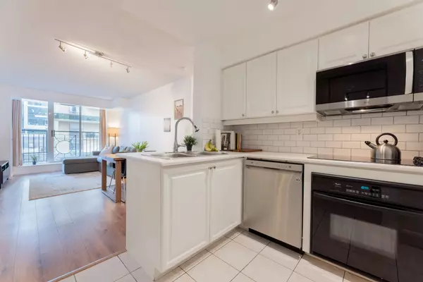 Toronto C10, ON M4P 3J2,188 Redpath AVE #211