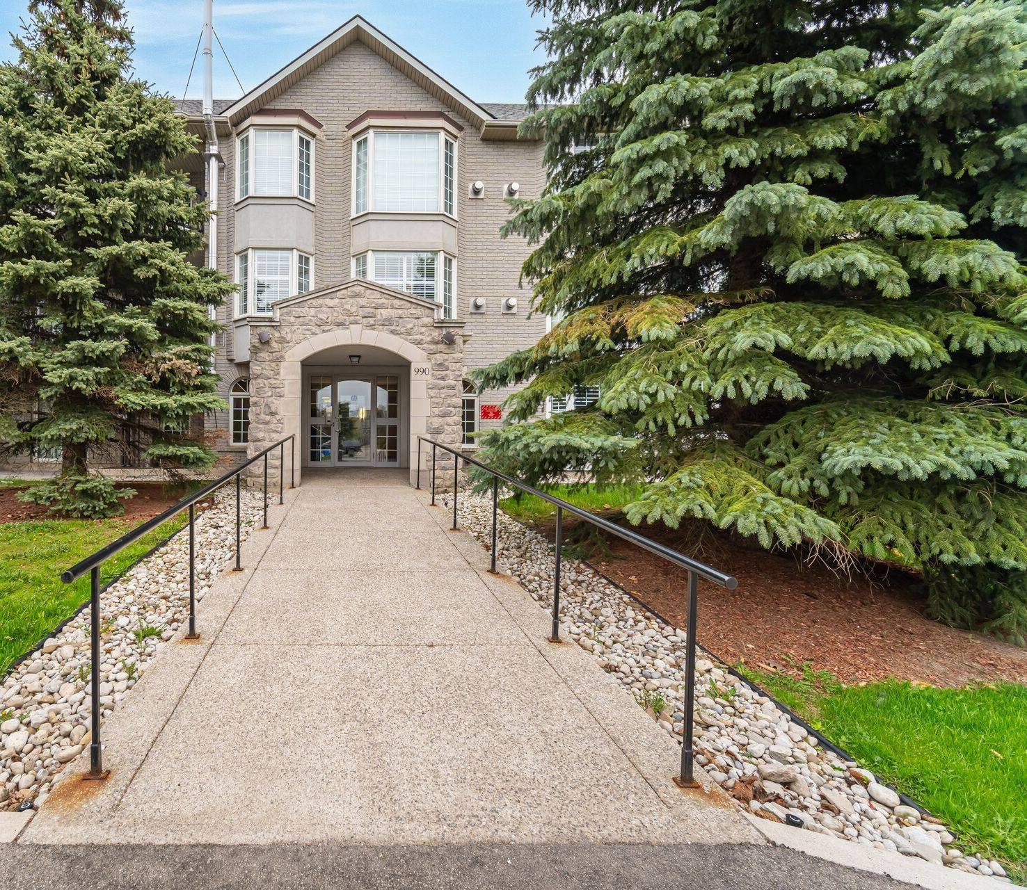 Hamilton, ON L9K 1J8,990 Golf Links RD #308