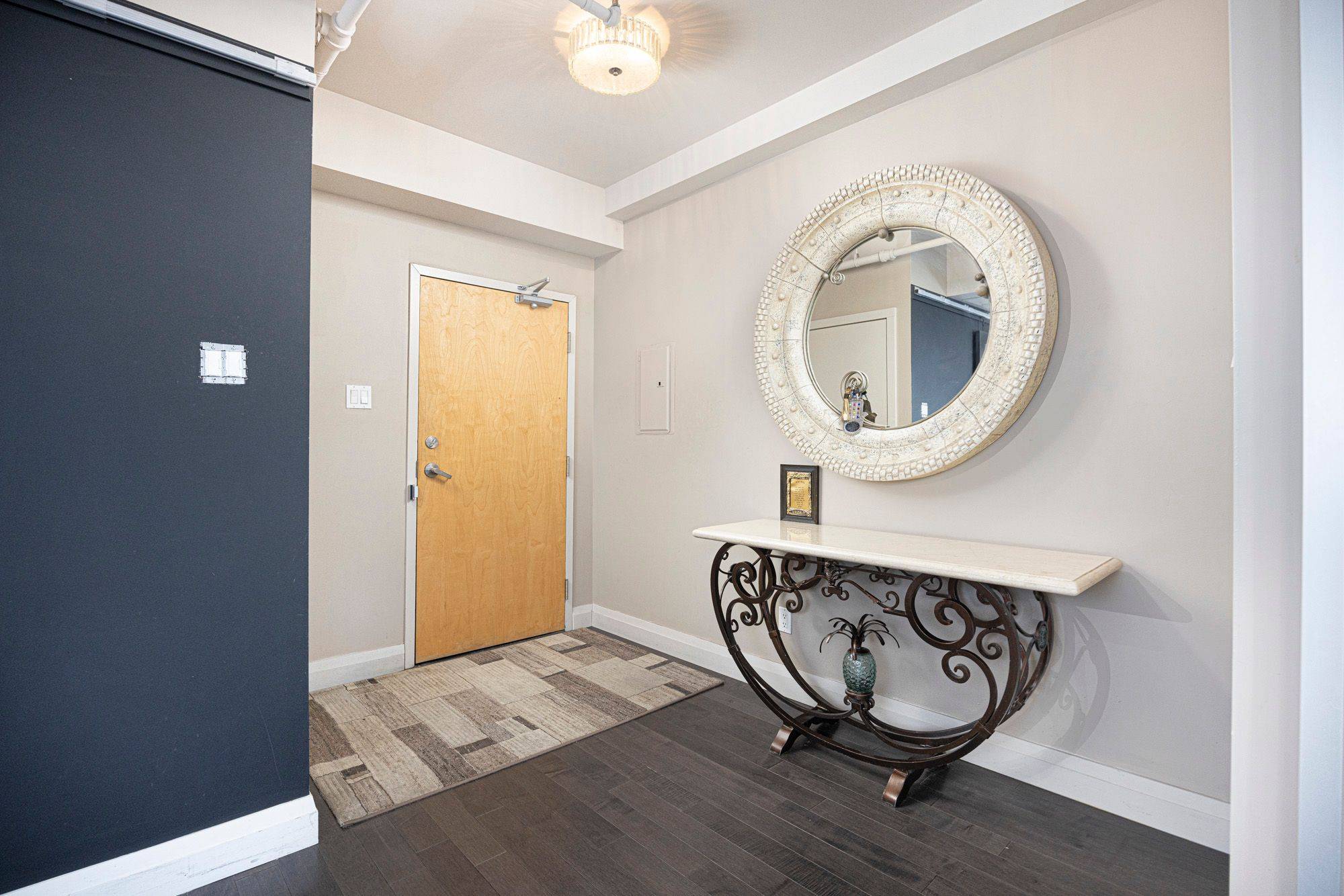 Toronto E02, ON M4L 1H1,1852 Queen ST E #303