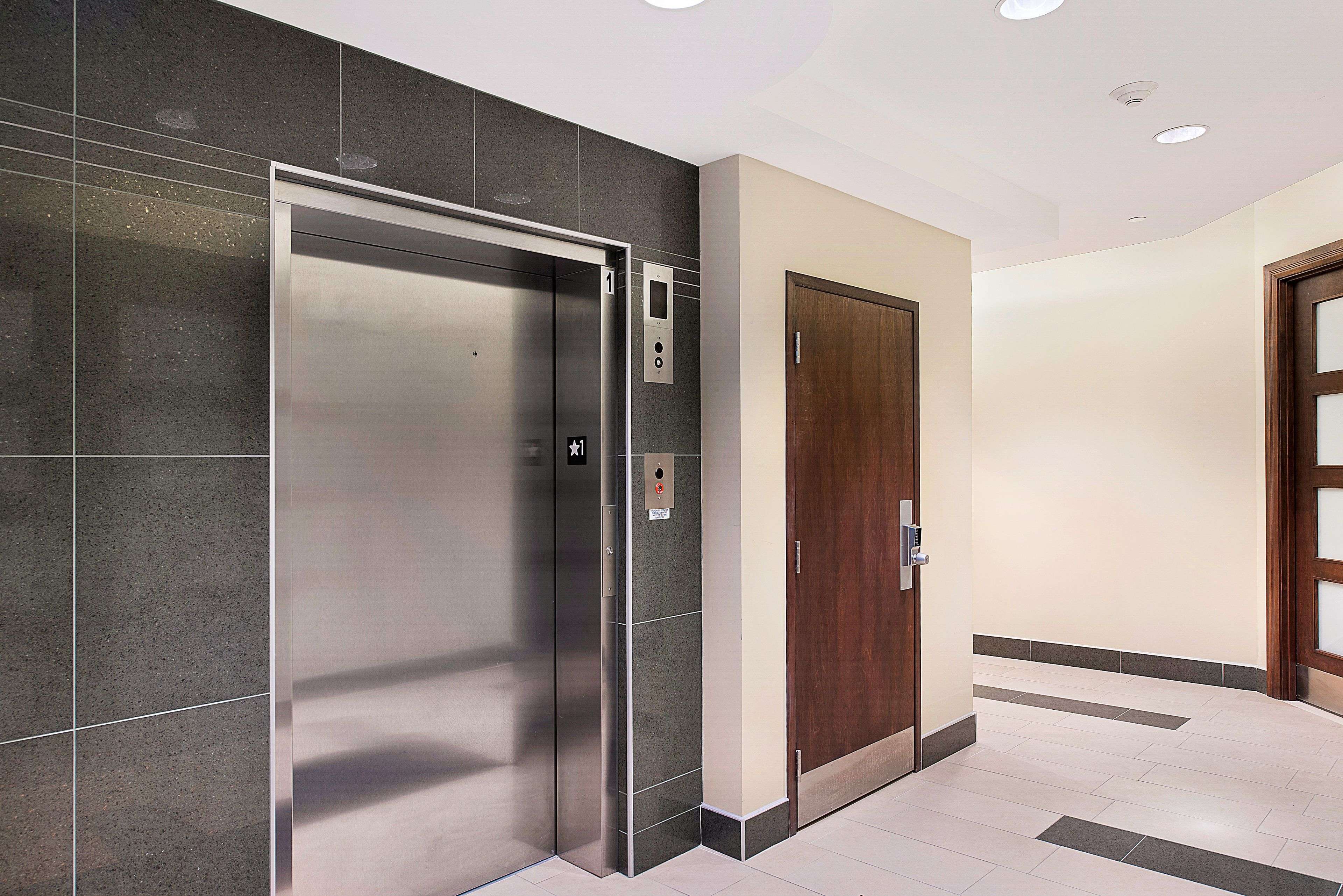 Oakville, ON L6J 7W5,1300 Cornwall RD #201-U