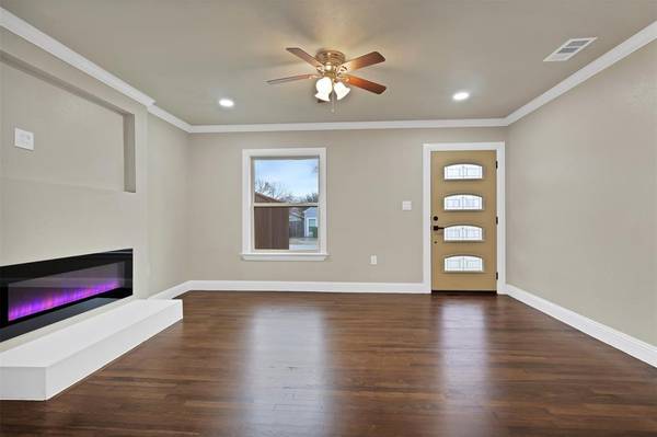 Garland, TX 75040,301 W Avenue Avenue E