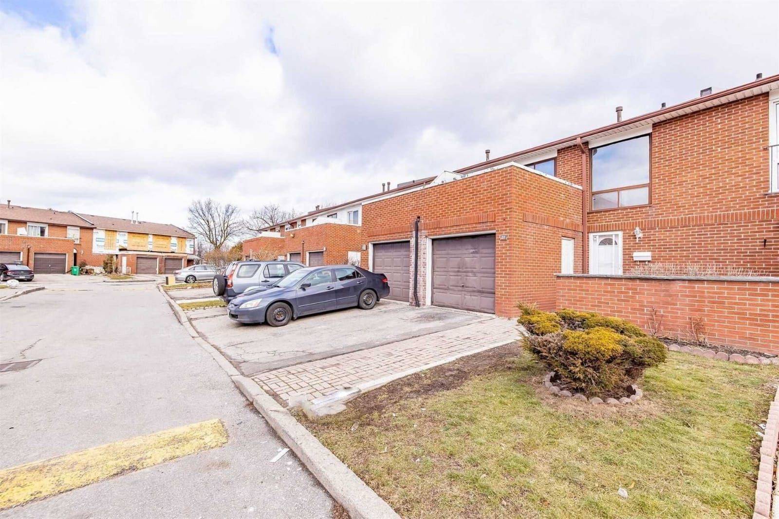 Mississauga, ON L4T 3T4,3430 Brandon Gate DR #20