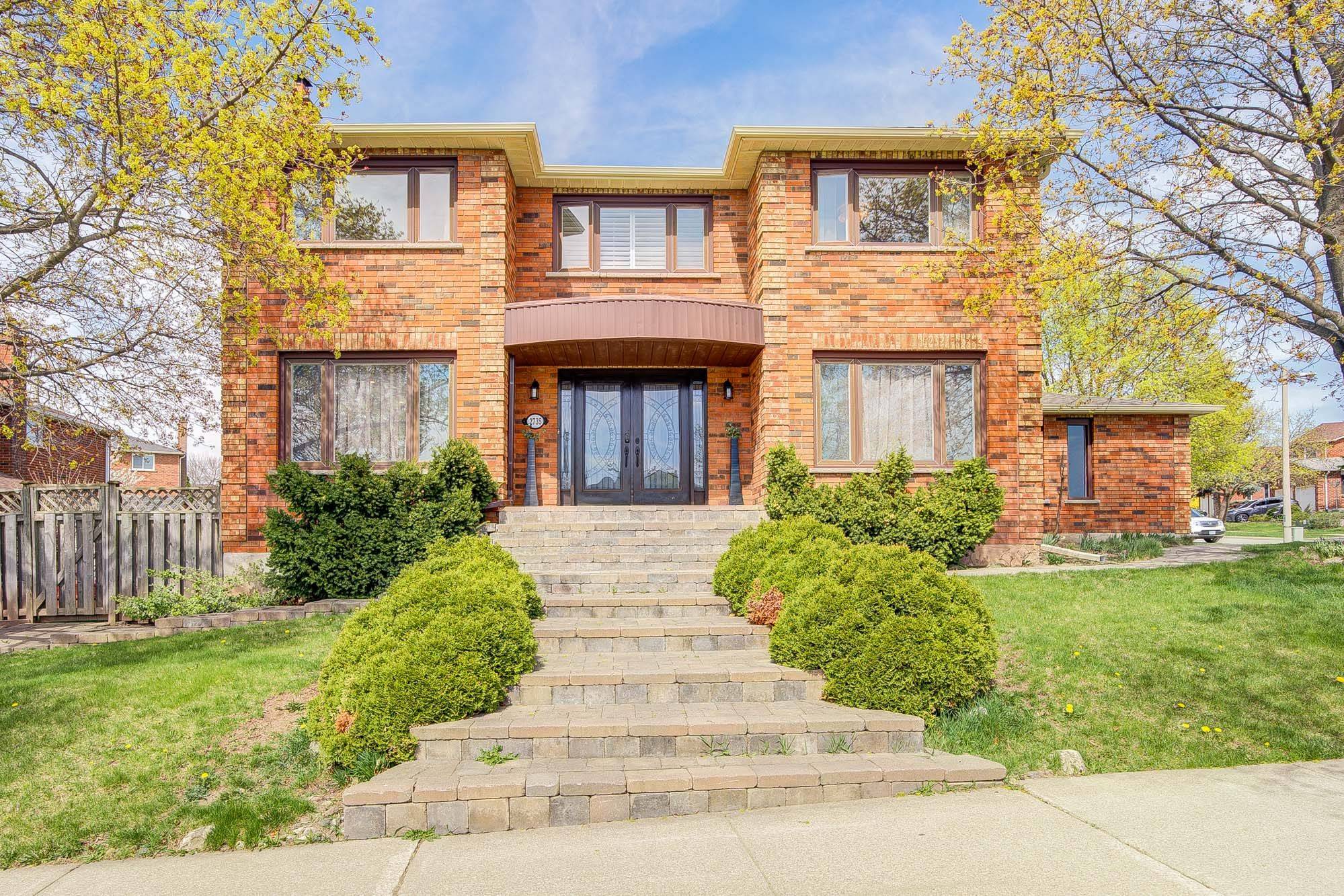 Oakville, ON L6J 6Z8,2735 Kingsway DR
