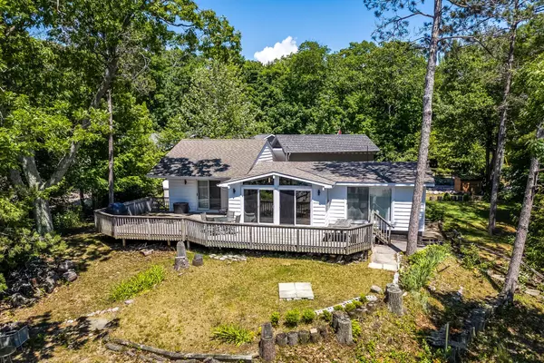 8 NASSAU CT, Tiny, ON L9M 0H3