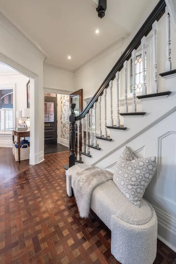 Toronto C09, ON M4V 1N5,96 South DR