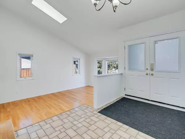Calgary, AB T3J 1M3,27 Castlebury RD NE