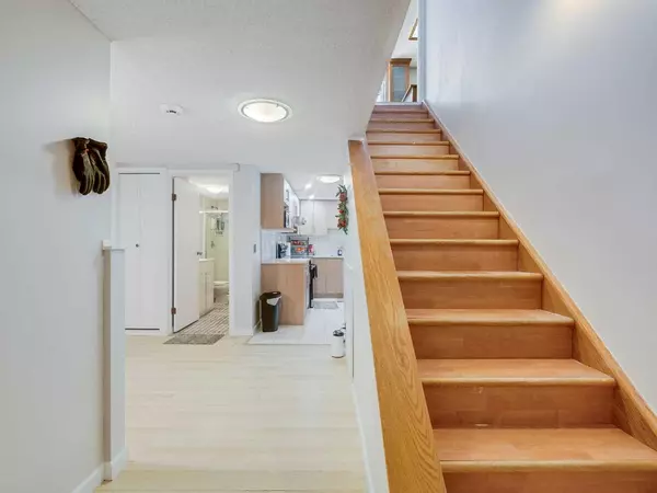 Calgary, AB T3J 1M3,27 Castlebury RD NE