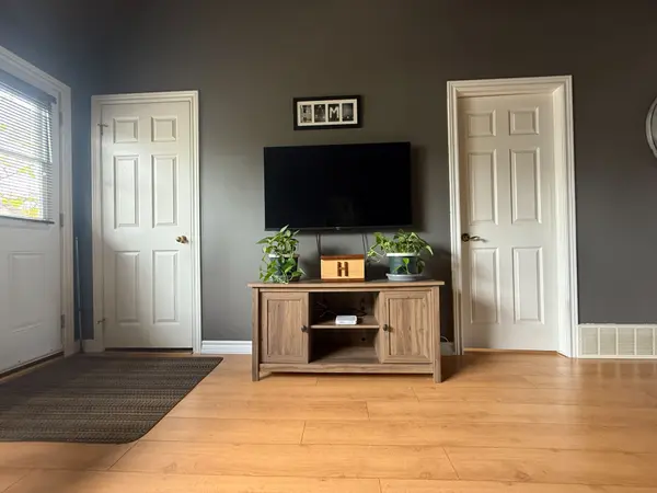 Hamilton, ON L8H 6L8,713 Tate AVE