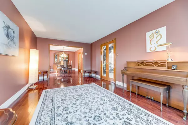 Mississauga, ON L5M 3A1,1919 Aldermead RD #Upper