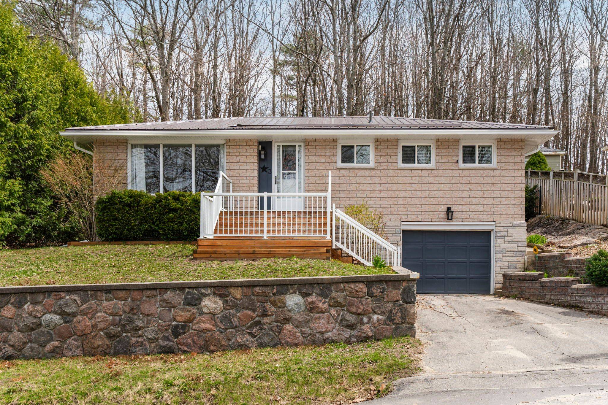 3 Keefe ST, Penetanguishene, ON L9M 1B4