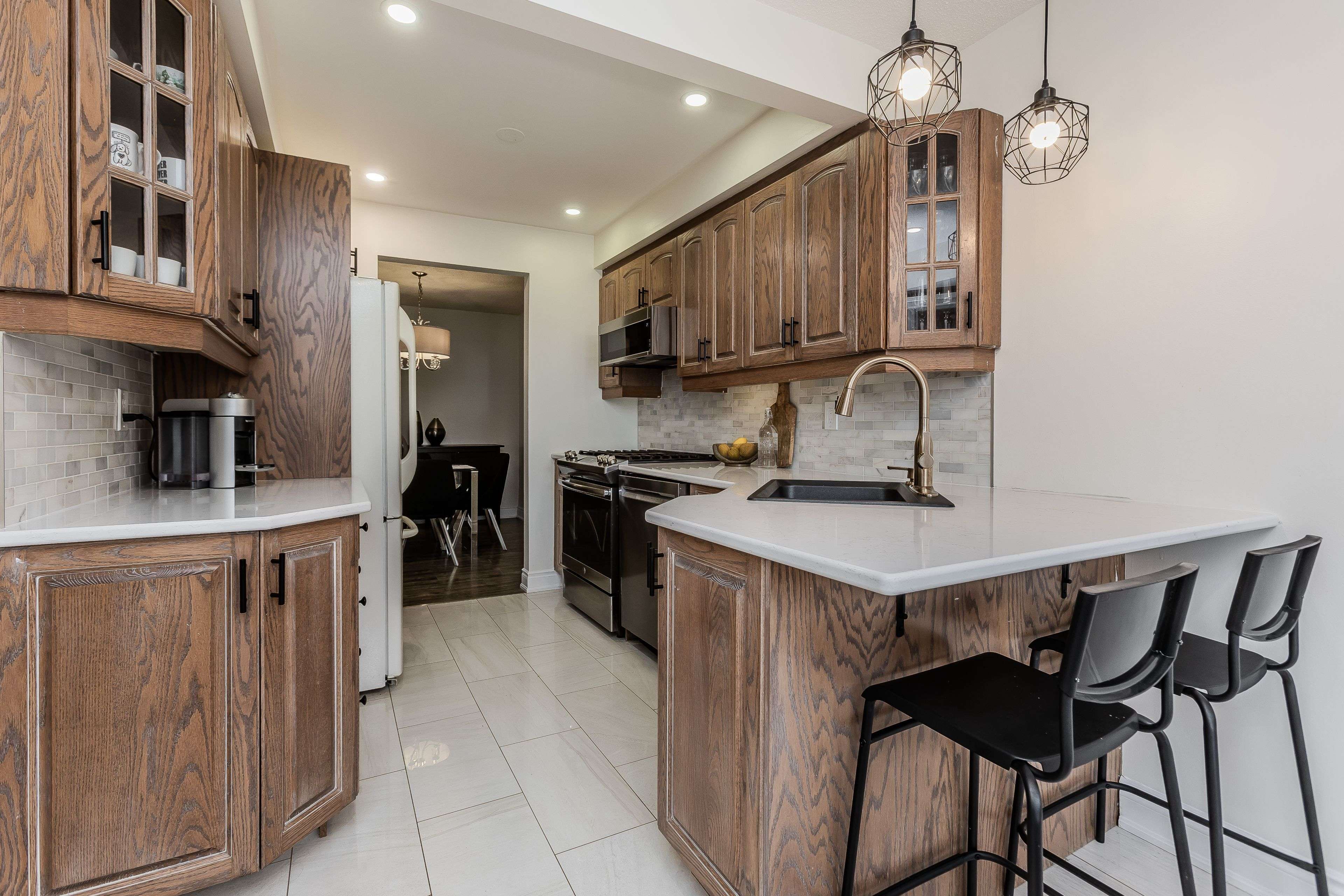 Burlington, ON L7P 3X1,2218 Leominster DR