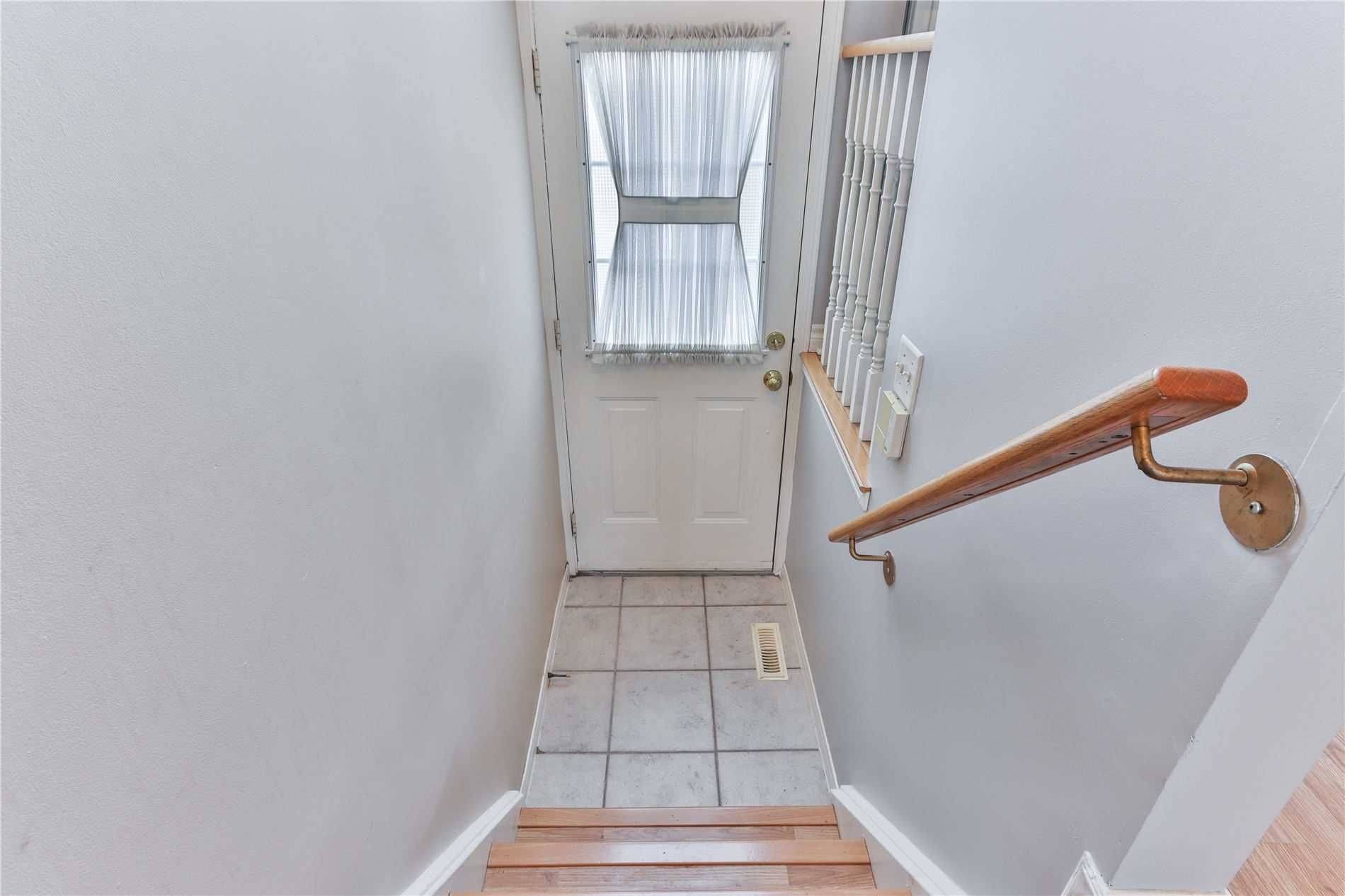 Toronto E11, ON M1B 5Z8,2 Hedge End RD #102
