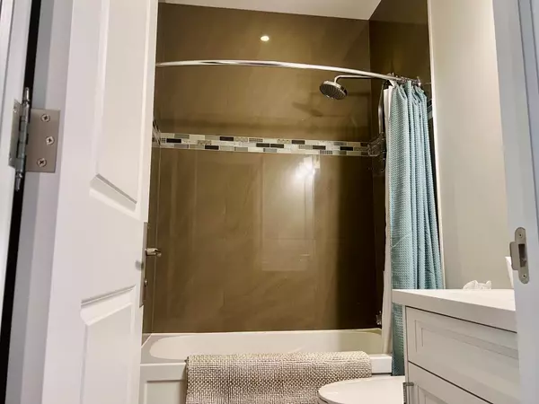 Toronto C07, ON M2R 2G4,35 Glenborough Park CRES #Room 1