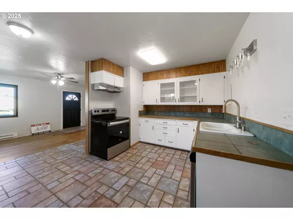 Reedsport, OR 97467,698 E Alder PL