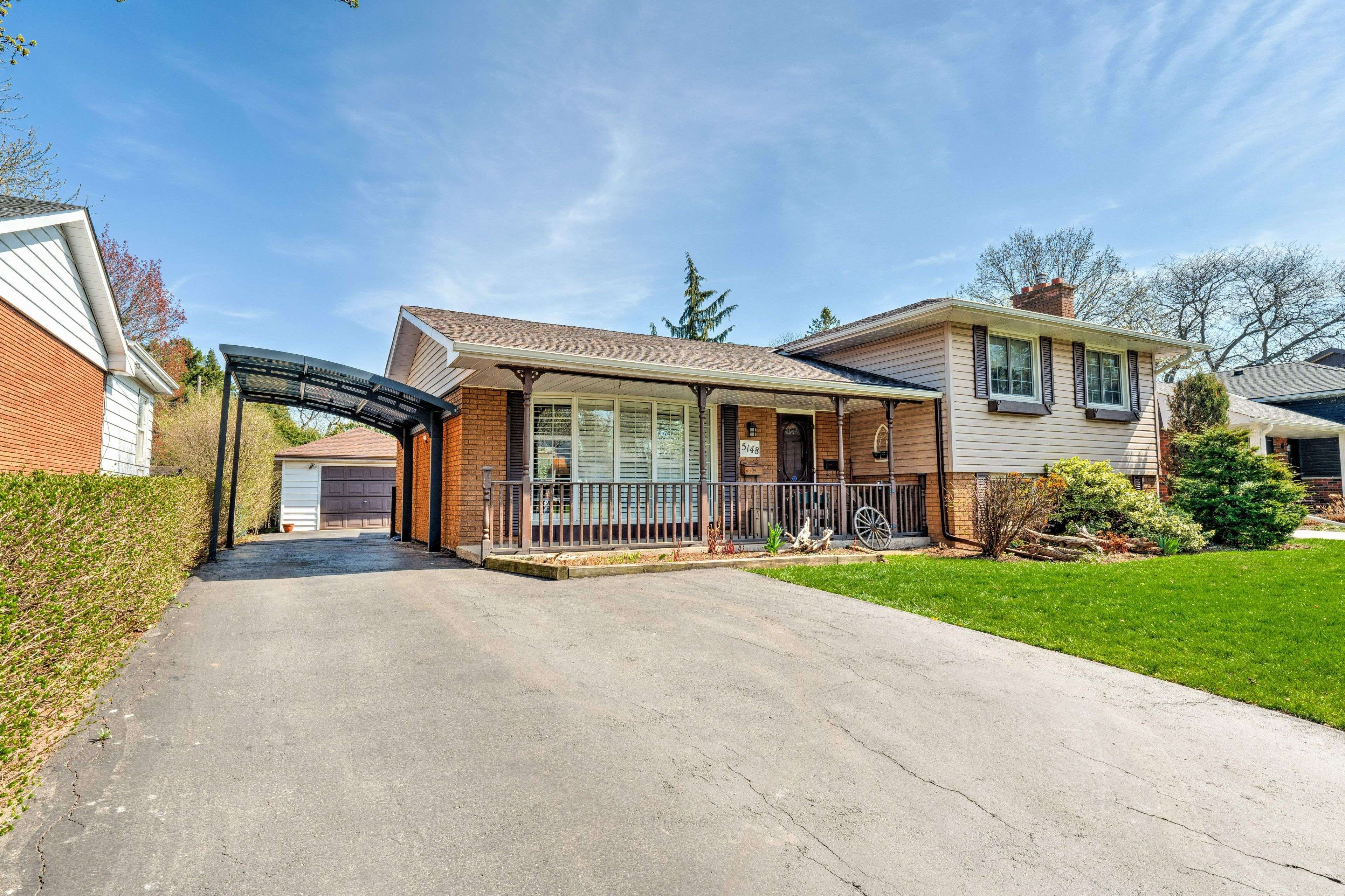 Burlington, ON L7L 1M8,5148 SPRUCE AVE